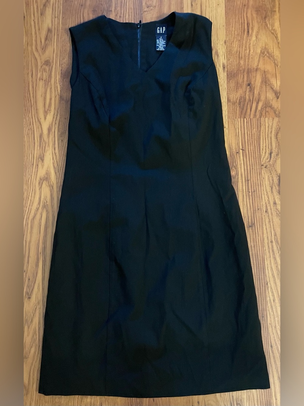 GAP V-Neck Sleeveless Fitted Sheath Simple Black Dress size 4